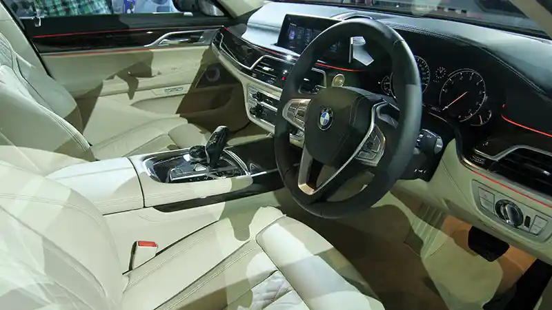 Foto - Inilah Yang Membedakan Dua Varian BMW Seri 7 Hingga Rp 410 juta
