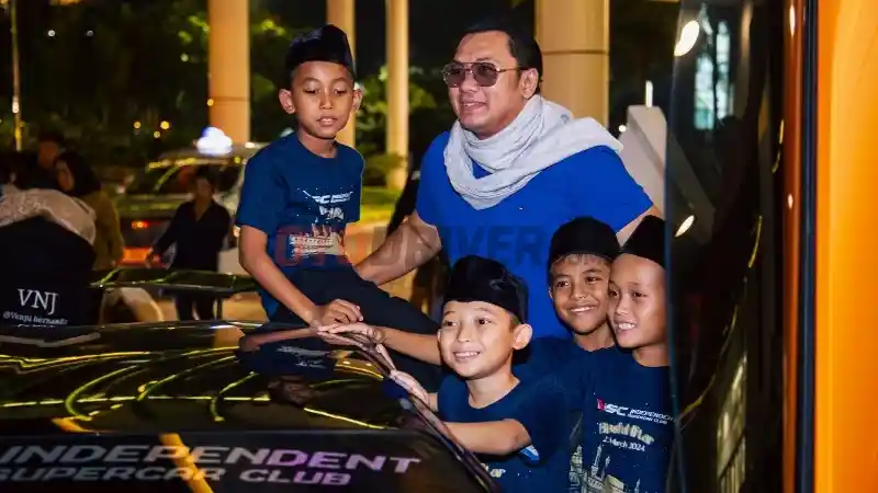 Foto - Komunitas Supercar Berikan Pengalaman Anak-Anak Mencoba Sensasi Supercar