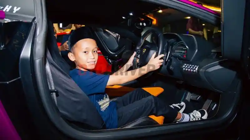 Foto - Komunitas Supercar Berikan Pengalaman Anak-Anak Mencoba Sensasi Supercar