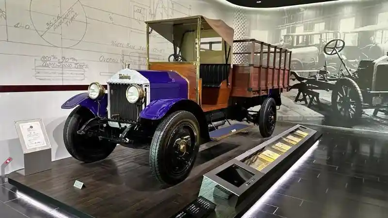 Foto - Rekam Jejak Sang Pionir Mesin Diesel Dunia di Isuzu Plaza