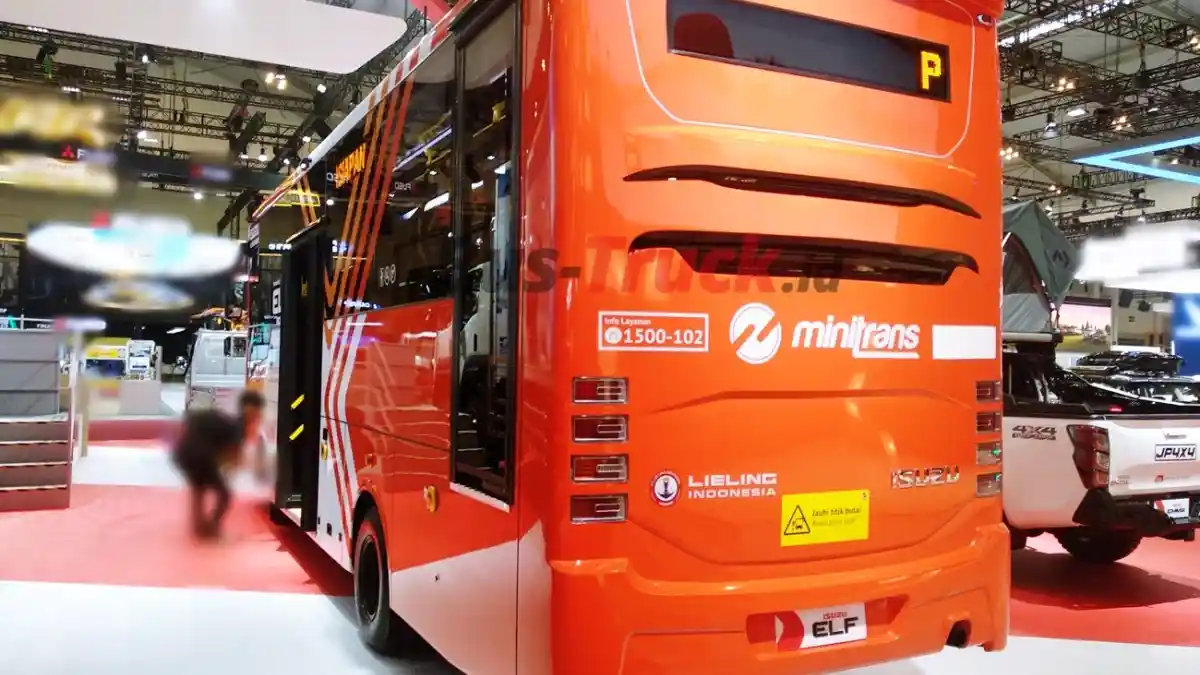 Foto - Mikrotrans Kini Diperkuat Armada Isuzu Elf NQR B, Salah Satu Solusi Menurunnya Kemacetan