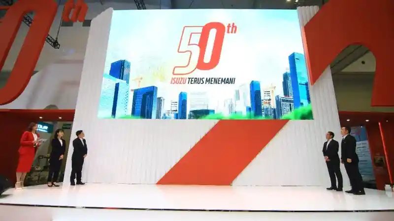 Foto - Isuzu Songsong Tahun Emasnya Di Indonesia