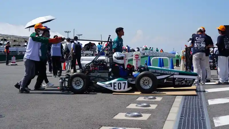 Berita - Mobil Formula Listrik Tim Institut Teknologi Sepuluh Nopember Juara Dunia