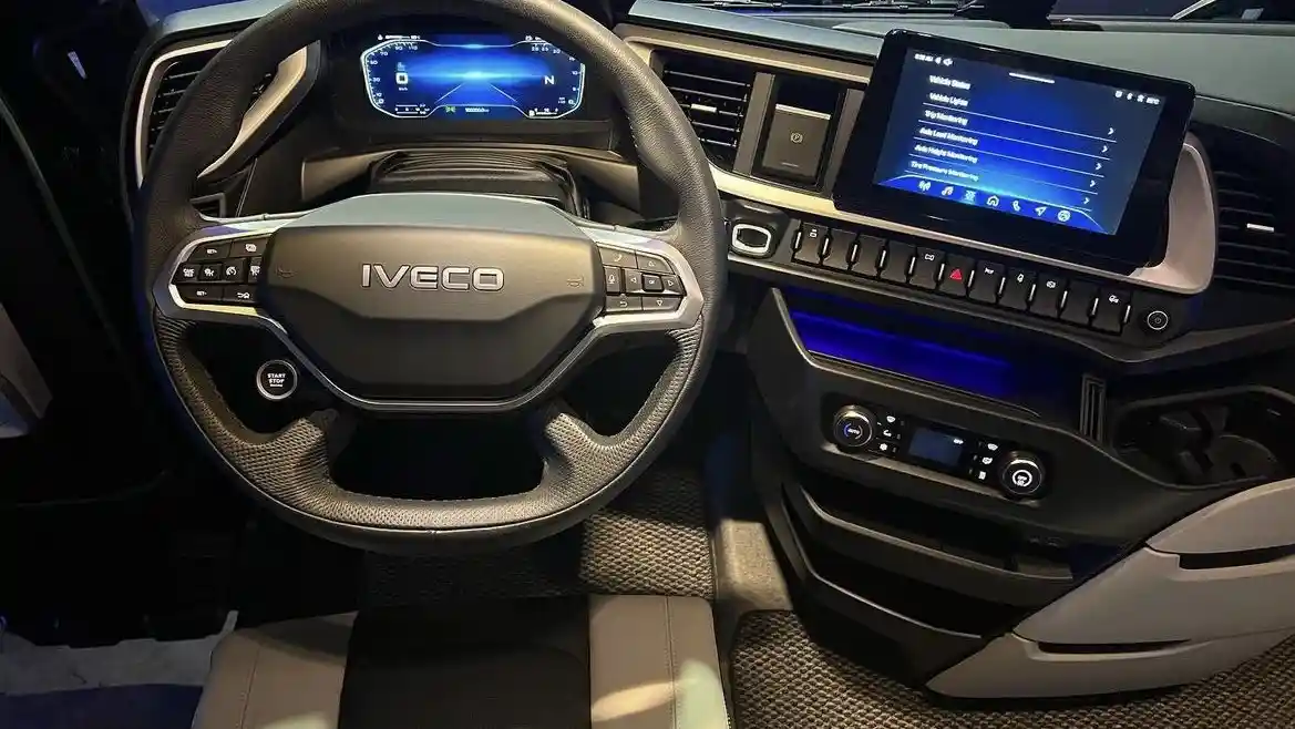 Foto - Iveco S Way Jadi Truk Resmi Tur Metallica