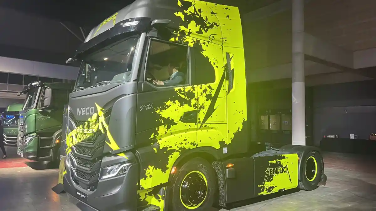 Foto - Iveco S Way Jadi Truk Resmi Tur Metallica