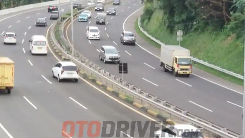 Foto - Waspada, Arus Kendaraan Di Tol Transjawa Makin Ramai