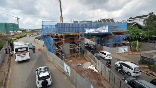 Foto - Kejatuhan Material Proyek di Jalan, Ini Tanggapan Pakar Safety Driving