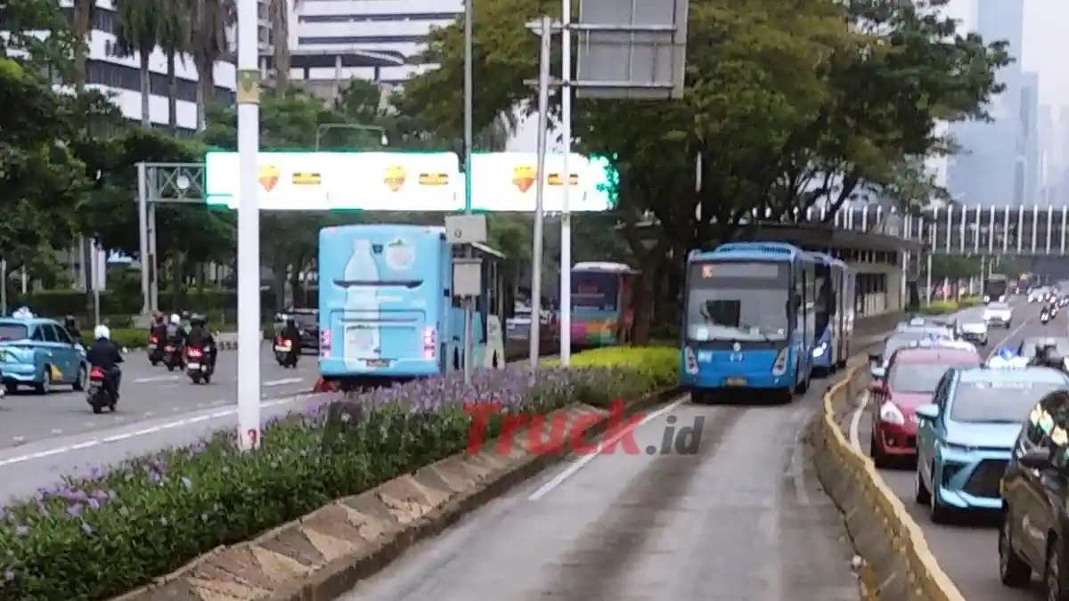 Foto - Kondisi Makin Kondusif, Transjakarta Sudah Beroperasi Normal