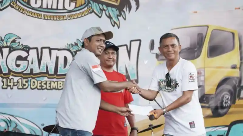 Foto - Seribu Mitsubishi Canter Penuhi Pantai Pangandaran