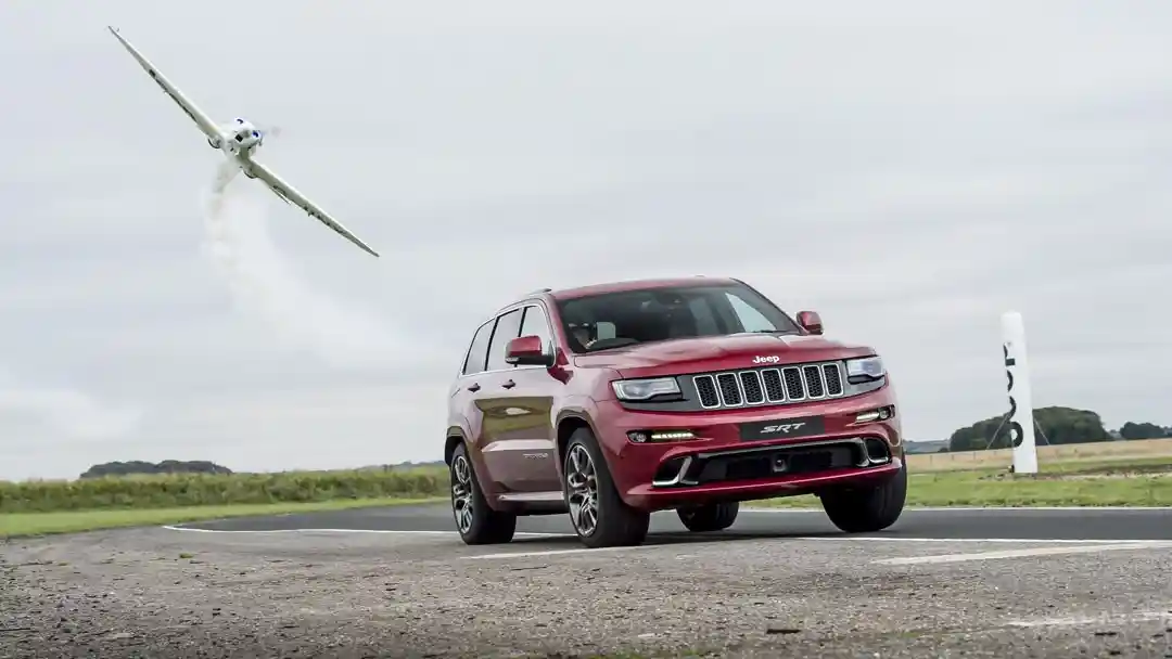 Foto - VIDEO: Jeep Grand Cherokee VS Pesawat!