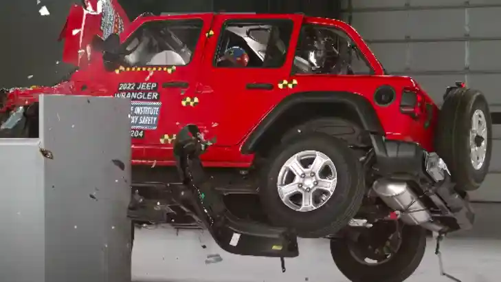Crash Test - VIDEO: Crash Test Jeep Wrangler Lagi-Lagi Terbalik