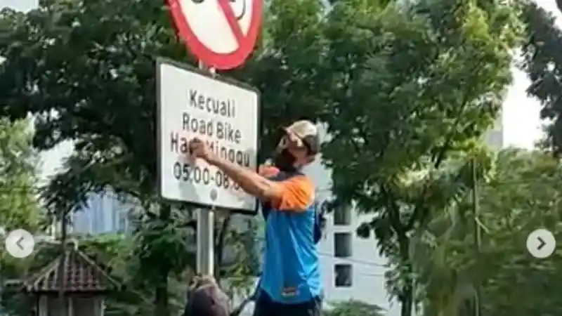 Foto - Diprotes Pengguna Jalan Lain, Rambu Khusus Road Bike Di JLNT Dicopot!