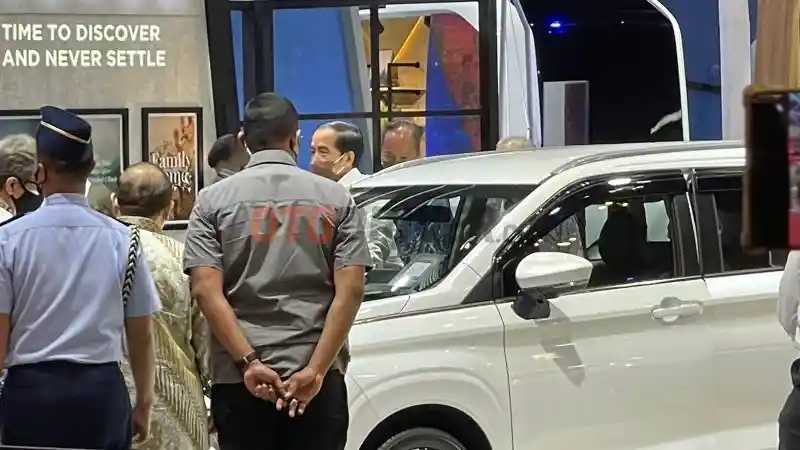 Foto - Dari Sekian Banyak Mobil di GIIAS, Jokowi Terlihat Menaiki Tiga Mobil Ini