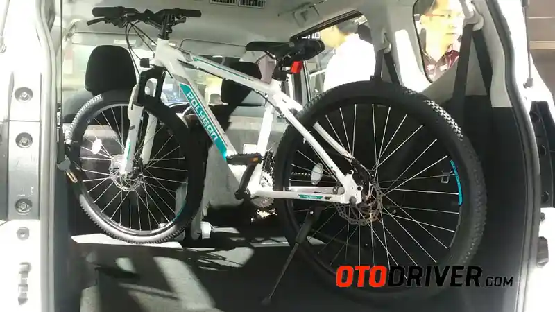 Berita - Menjajal Jok Baris Ketiga Toyota Sienta