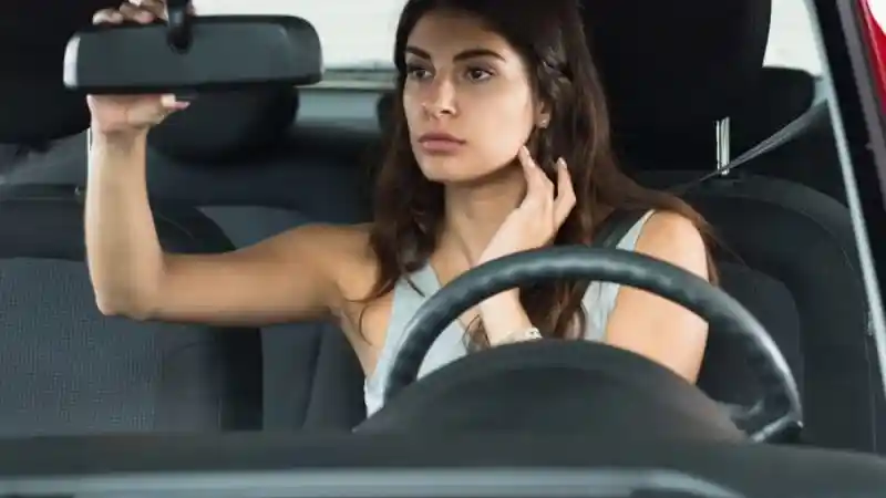 Foto - Jangan Over Dosis Menggantungkan Bermacam Benda Pada Spion Tengah 