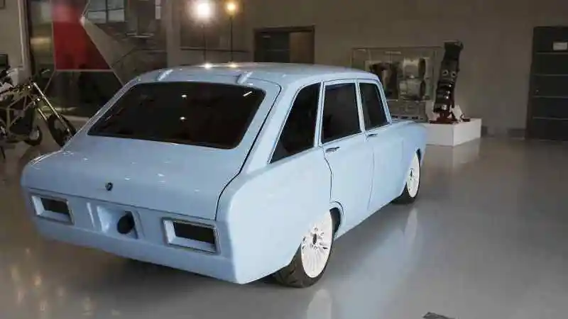 Foto - Produsen Senjata AK-47 Kini Membuat Mobil!