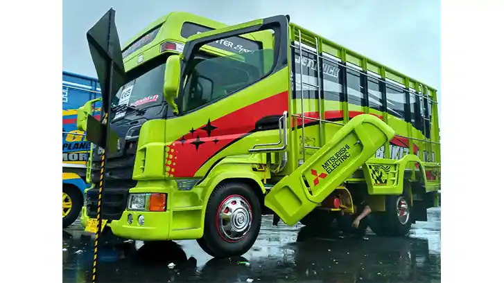 Berita - Mitsubishi Canter Rasa Scania 520 Ini Jadi Juara Umum di Kontes Modifikasi Truk KAMT 2016