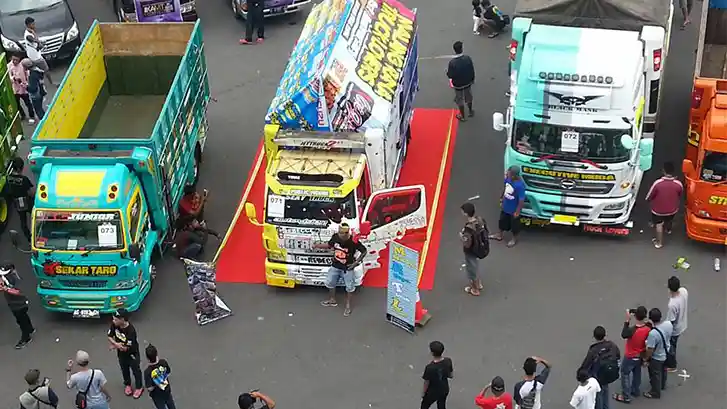 Berita - Rebecca Sexy Sabet Juara Superbest Seni Stiker KAMT