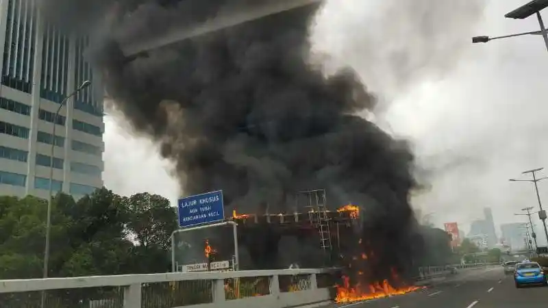 Berita - Kebakaran Gerbang Tol Pejompongan Selesai Ditangani