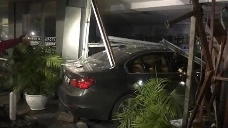Berita - BMW "Hajar" Apotek Senopati, Ini yang Harus Dilakukan Pengemudi