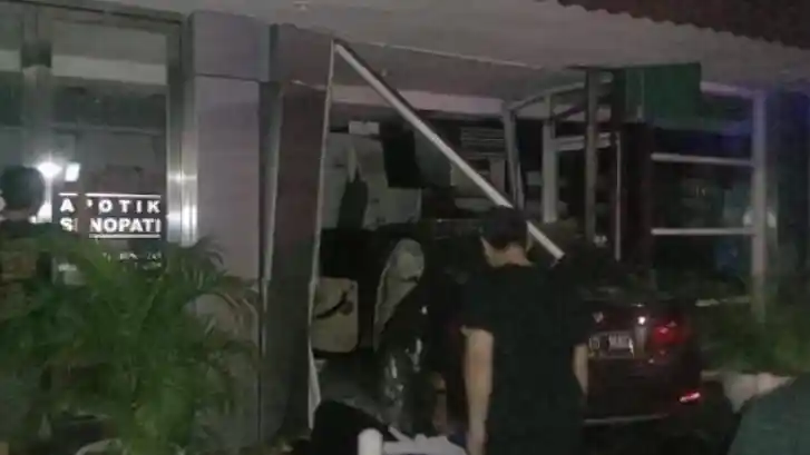 Foto - BMW "Hajar" Apotek Senopati, Ini yang Harus Dilakukan Pengemudi