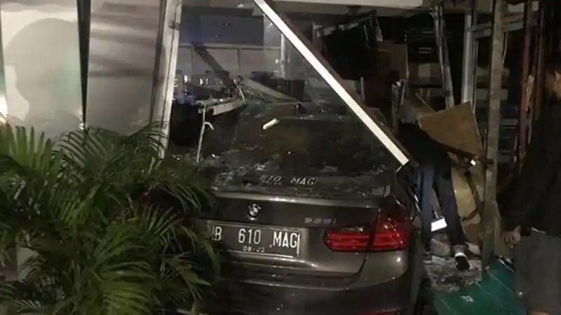 Foto - BMW "Hajar" Apotek Senopati, Ini yang Harus Dilakukan Pengemudi