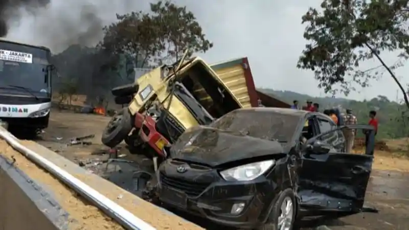 Tips - Bahaya Mengintai Saat Berada di Depan Truk. Apa yang Mesti Dilakukan?