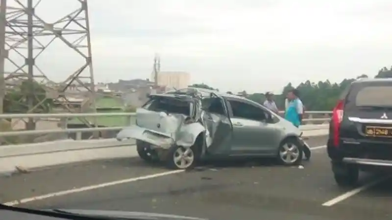 Foto - 3 Mobil Kecelakaan di Hari Pertama Kerja 2019