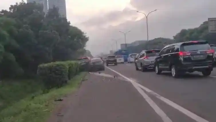 Foto - Mazda 2 Sedan Hantam Innova, Salah Injak Pedal atau di Bawah Pengaruh Obat?