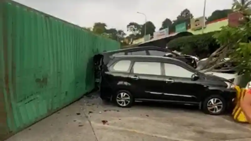 Foto - Ketika Parkir di Rest Area Cipularang Tetap Dihajar Truk