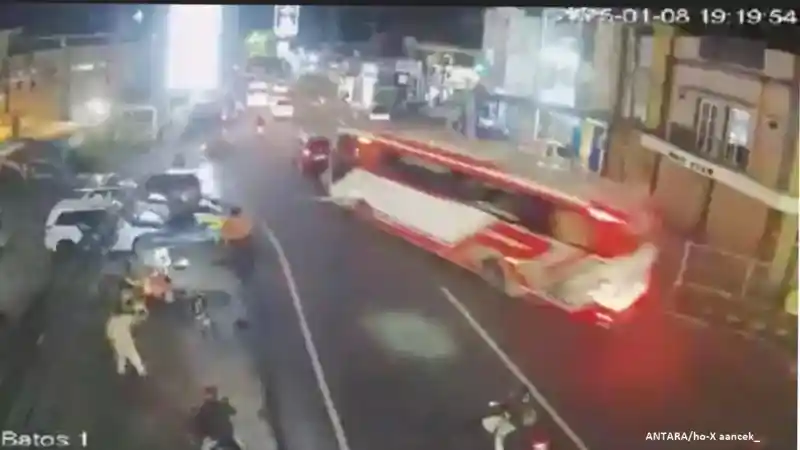 Foto - Operator Bus Pariwisata Yang Kecelakaan Di Batu Malang Diperiksa Polisi