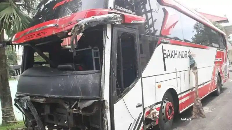 Bus - Operator Bus Pariwisata Yang Kecelakaan Di Batu Malang Diperiksa Polisi