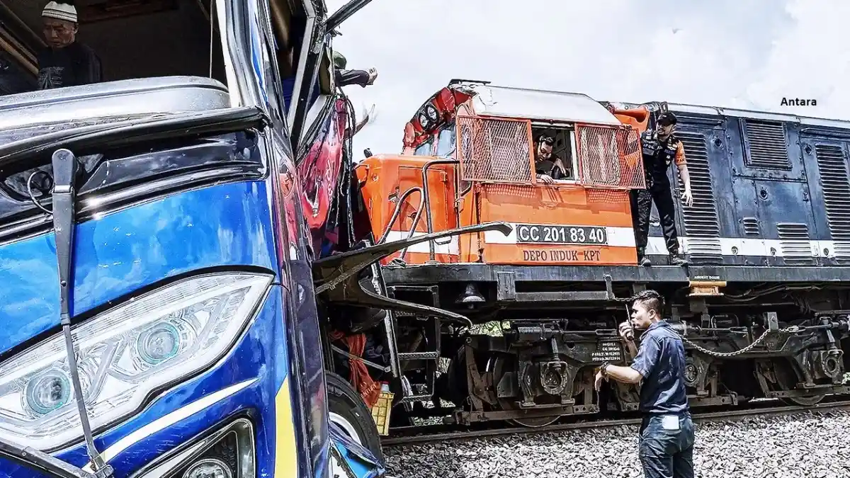 Foto - Truk Terobos Palang Kereta Akibatkan Kecelakaan Dan Meninggal Dunia, PT KAI Tempuh Jalur Hukum