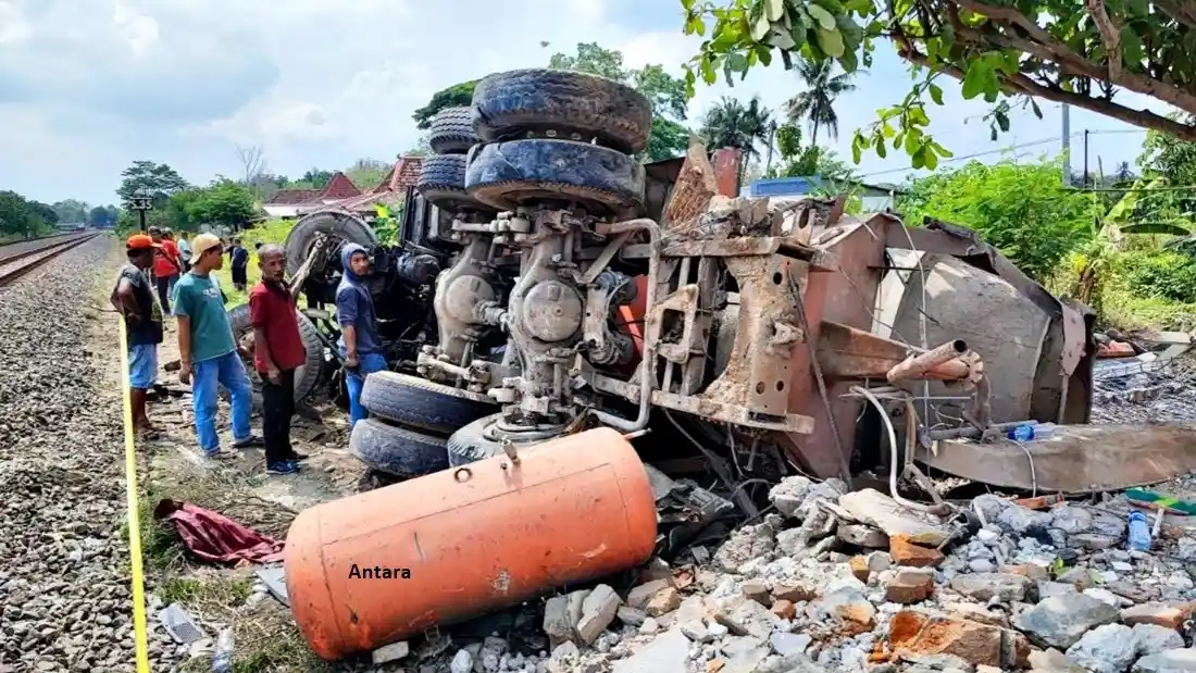 Foto - Kepedulian Akan Bahayanya Perlintasan Kereta Api Masih Rendah