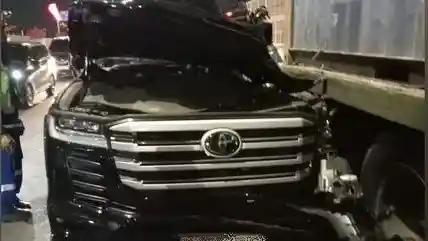 Foto - Di Jalan Tol Selalu Waspada Buritan Kendaraan Besar Seperti Truk Ataupun Bus