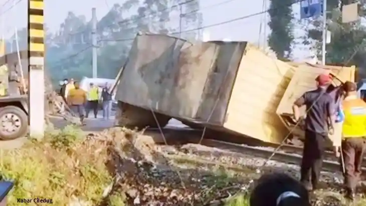 Truk - Tetap Melintas Ketika Palang Pintu Kereta Turun, Siap-Siap Dituntut PT KAI