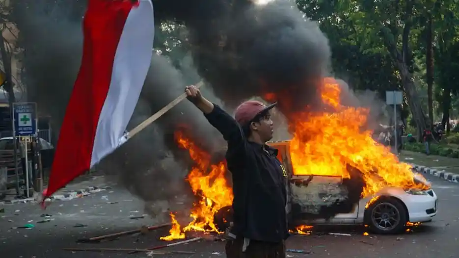 Foto - Asuransi Mobil Bisa Menanggung Kerusakan Akibat Kerusuhan, Asal...