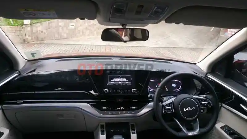Foto - Perbedaan Kia Carens Varian 1.4L dan 1.5L, Apa Saja?