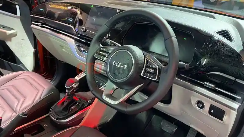 Foto - KIA Carens Resmi Diperkenalkan, Ini Dia Penampakan Utuhnya (17 FOTO)