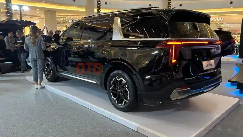 Foto - Kia Carnival Facelift Resmi Meluncur, Termahal Rp 1,155 Miliar