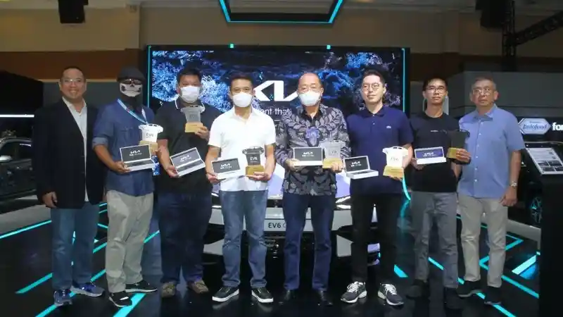 Foto - Kia EV6 Resmi Sampai Ke Tangan Konsumen Indonesia