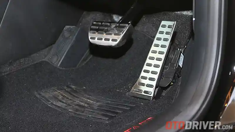 Foto - TIPS: Bagaimana Posisi Kaki Kiri yang Benar Saat Di Mobil Otomatik?