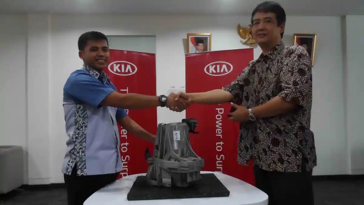 Foto - 100 Siswa SMK Kunjungi Workshop KIA