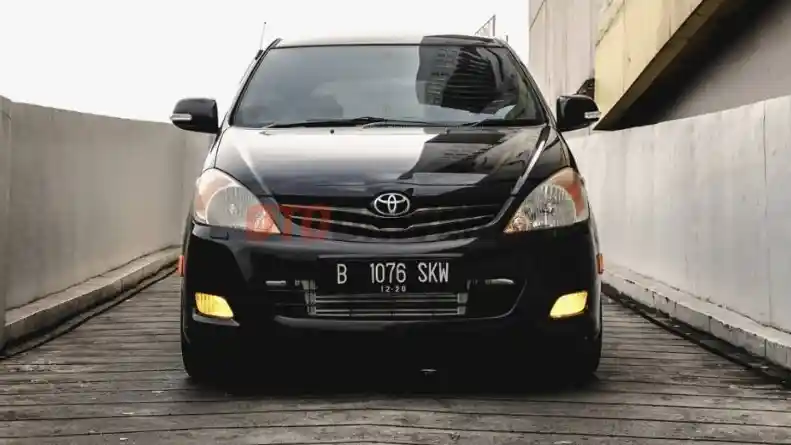 Foto - Toyota Kijang Innova 2010 Habisi RP 23 Juta Demi 200 DK 