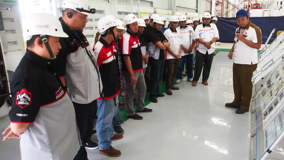 Berita - Daihatsu Ajak 10 Komunitas Ke Pabrik Lihat Perakitan Mobil