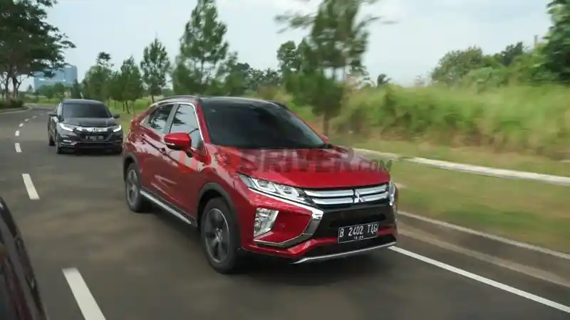 Foto - Komparasi Performa Mesin Honda HR-V Prestige VS Mitsubishi Eclipse Cross, Siapa Unggul?