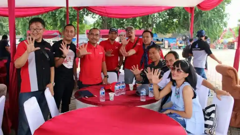 Foto - Puluhan Komunitas Mobil Dikumpulkan Telkom Indihome, Ada Apa? 