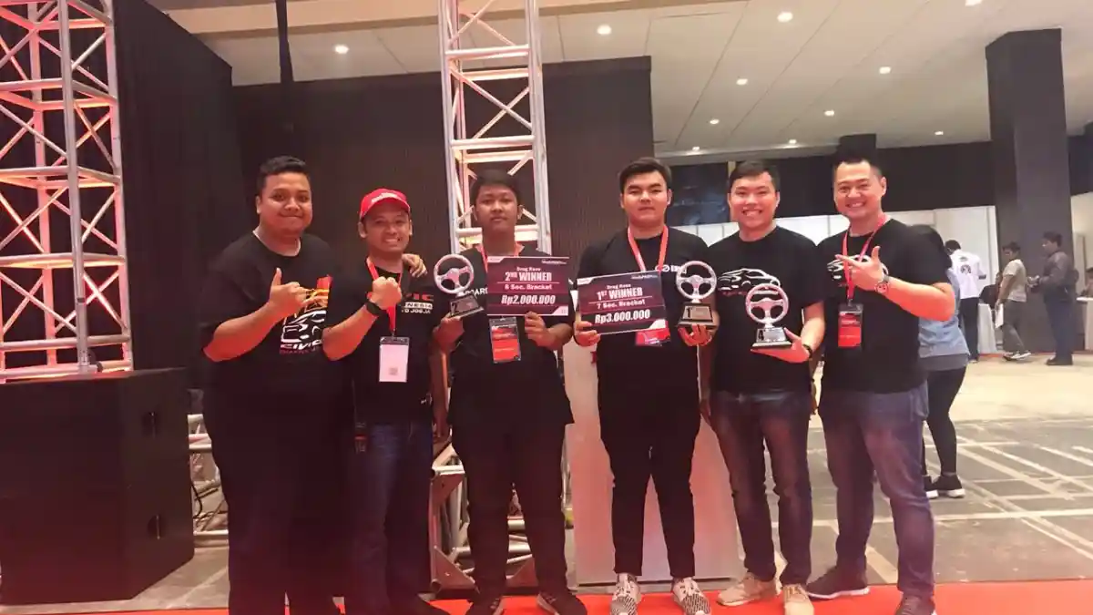 Foto - Komunitas Honda Civic Turbo Ukir Prestasi di Trek Lurus Kemayoran