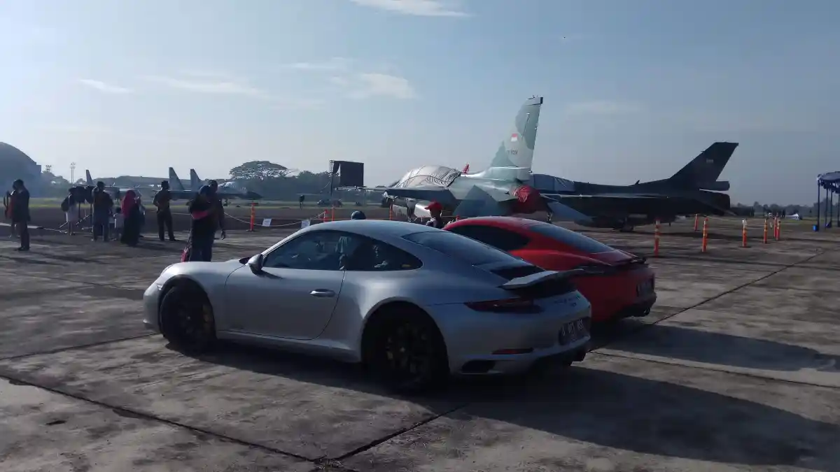 Berita - Berbagai Komunitas Padati 'Parkiran' Pesawat Lanud Halim, Ada Apa?