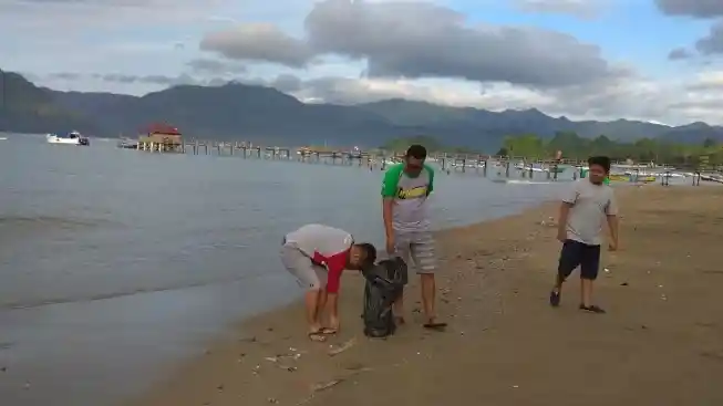Foto - Innova Community Rela Pungut Sampah di Pantai Agar Jadi Contoh Baik 